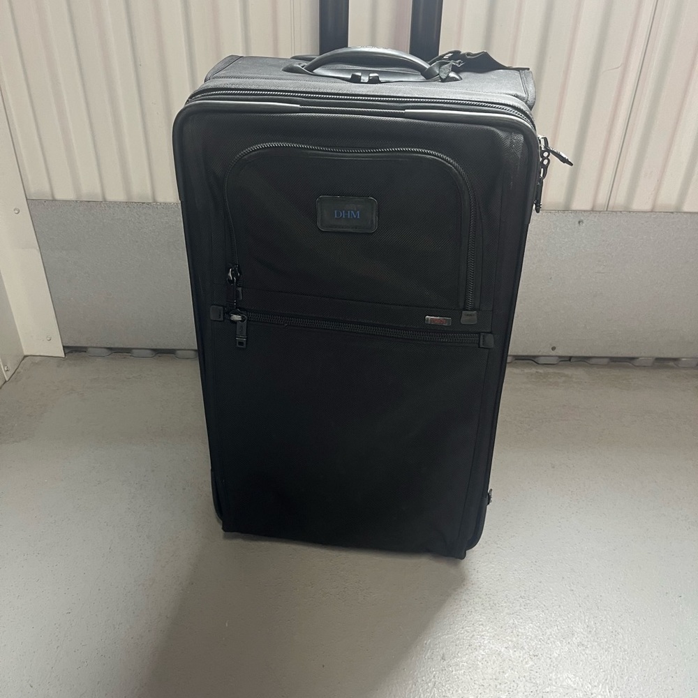Tumi Continental Expandable Alpha 2 Carry On 2 Wheeled Luggage - Black 22”